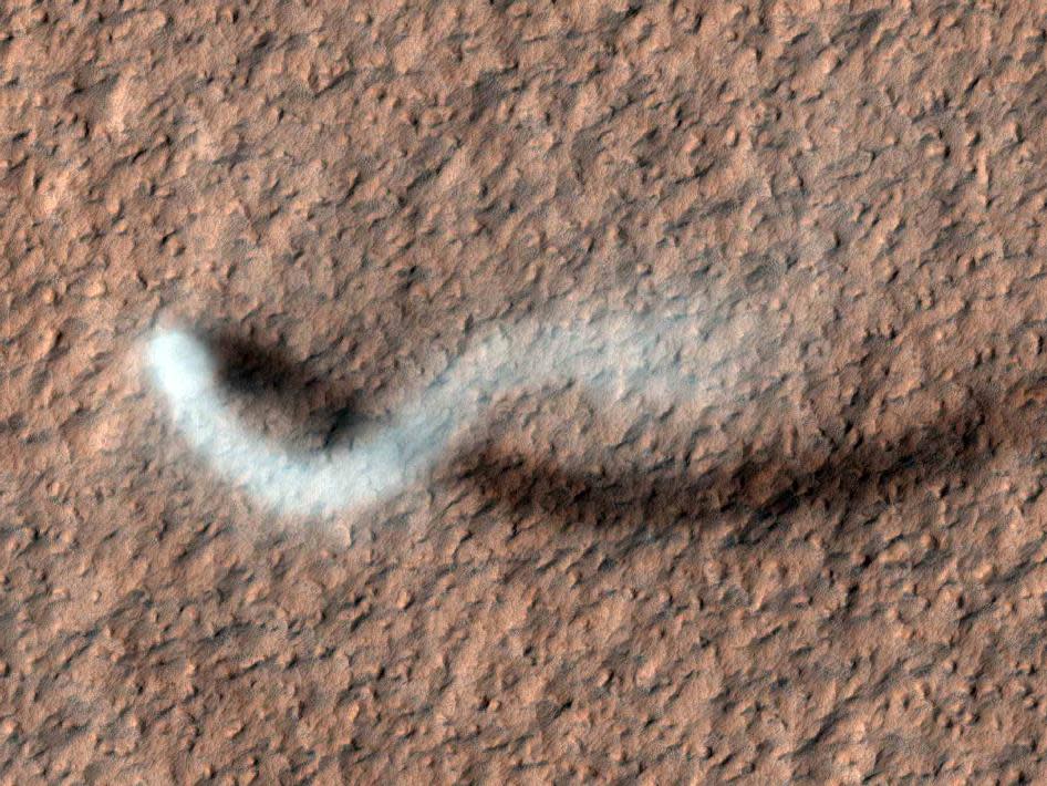 Esta serpiente de polvo, producto de una tormenta, se dejó ver una tarde al final de la primavera en la región de la planicie Amazonis, en el norte de Marte. La foto se logró el 16 de febrero de 2012. NASA/JPL-Caltech/Univ. of Arizona