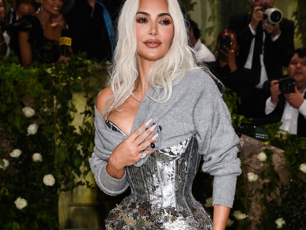 Kim Kardashians Mini-Taille sorgte bei der diesjährigen Met Gala für Aufsehen. (Bild: ddp / Anthony Behar)