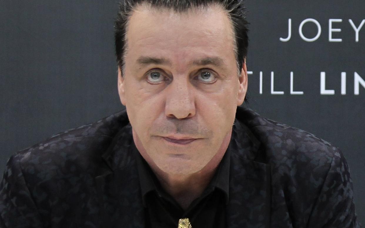 Half am Berliner Hauptbahnhof geflüchteten Menschen aus der Ukraine: Rammstein-Frontmann Till Lindemann. (Bild: Getty Images / Hannelore Foerster)