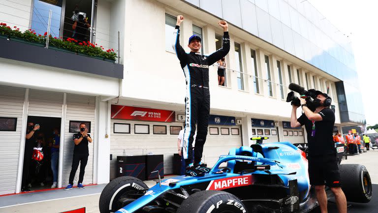 La celebración del francés Esteban Ocon y del Alpine F1 Team tras la consagración en el Gran Premio de Hungría, en Hungaroring, el 1º de agosto de 2021 en Budapest