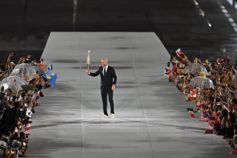 Zinedine Zidane lleva la antorcha olímpica 