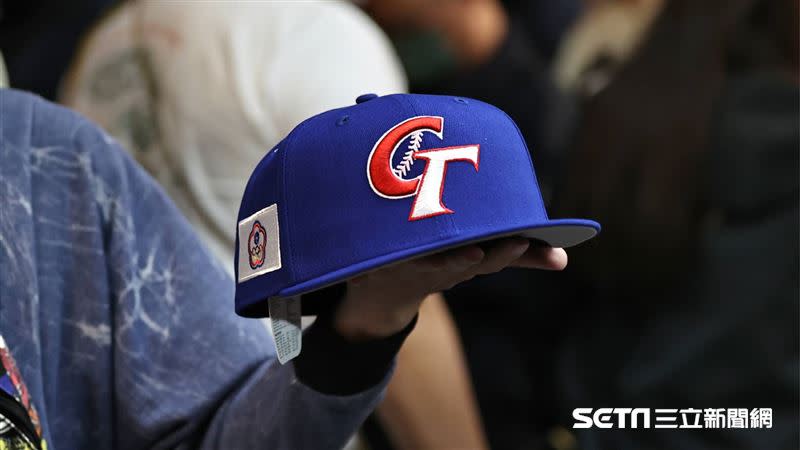 世界棒球經典賽週邊賣翻天，其中全封式帽型的紀念帽賣到斷貨。（圖／記者劉彥池攝影）