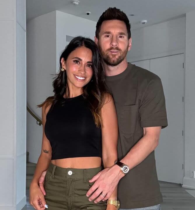 El look canchero de Anto Roccuzzo para ir a ver el partido de NBA, en composé con Lionel Messi