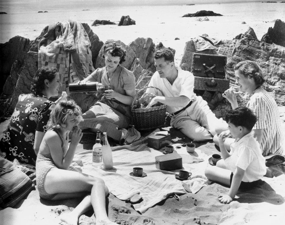 Family picnic on the beach: 1940