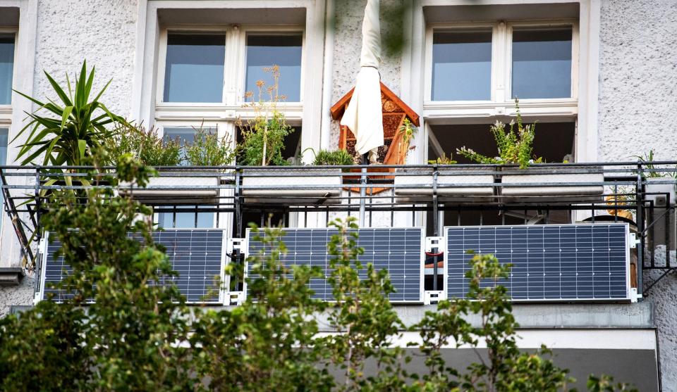 Strom vom eigenen Balkon: Ein neues Gesetz soll Balkonkraftwerke noch einfacher machen.  - Copyright: picture alliance / dpa-tmn | Bernd Diekjobst