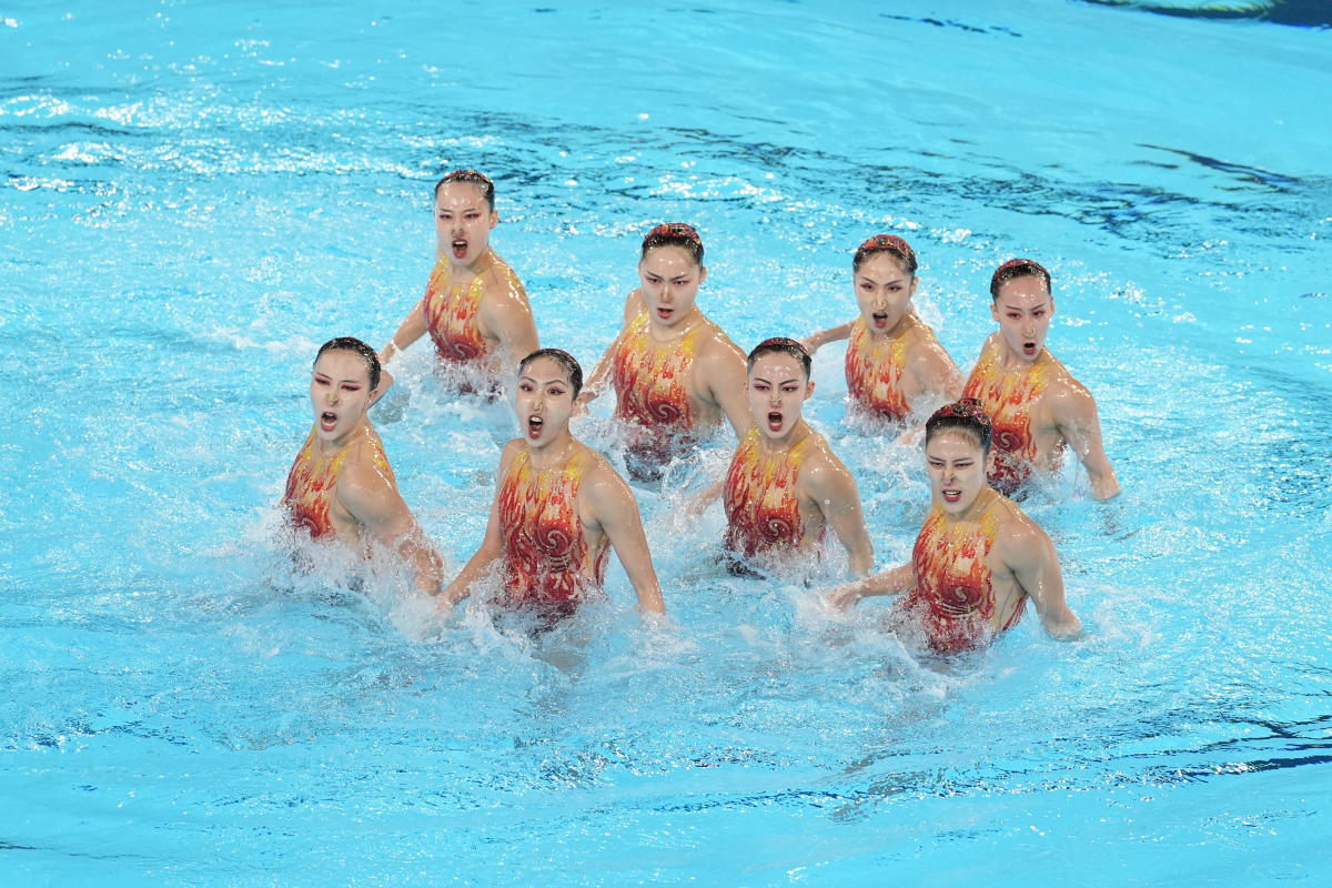 With Russians absent, China leads after team technical routine at