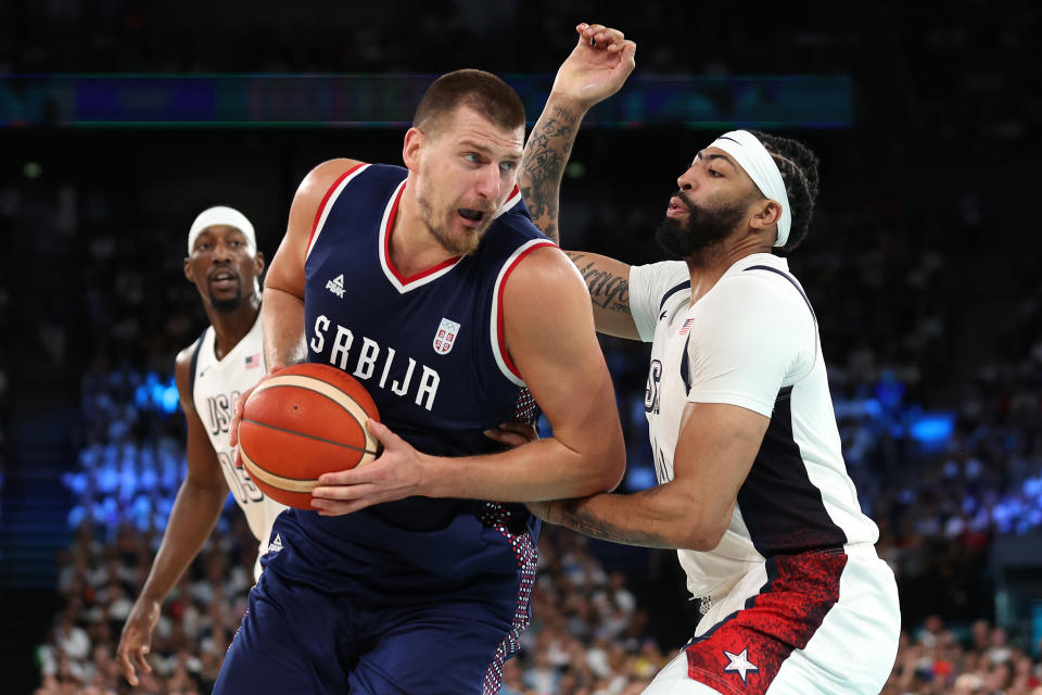 Nikola Jokic（持球者）。（Photo by Ezra Shaw/Getty Images）