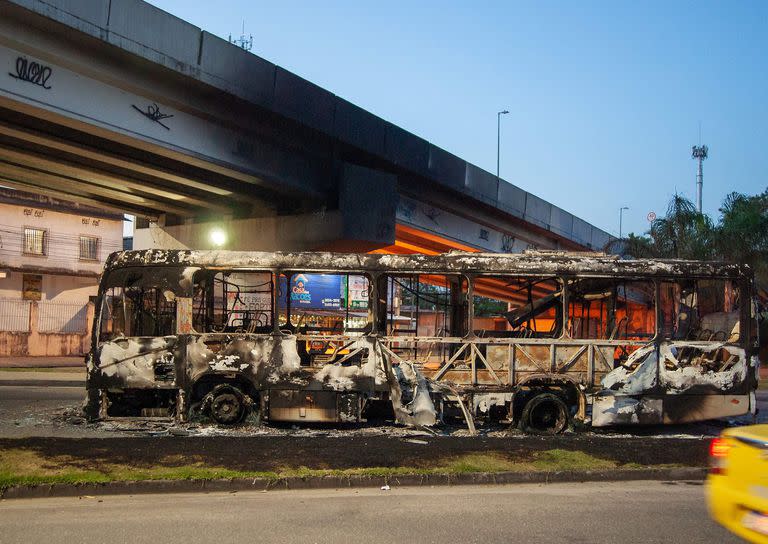 Imagen de un colectivo incendiado por presuntos miembros de milicias paramilitares en Recreio dos Bandeirantes, Río de Janeiro, Brasil, el 23 de octubre de 2023. 