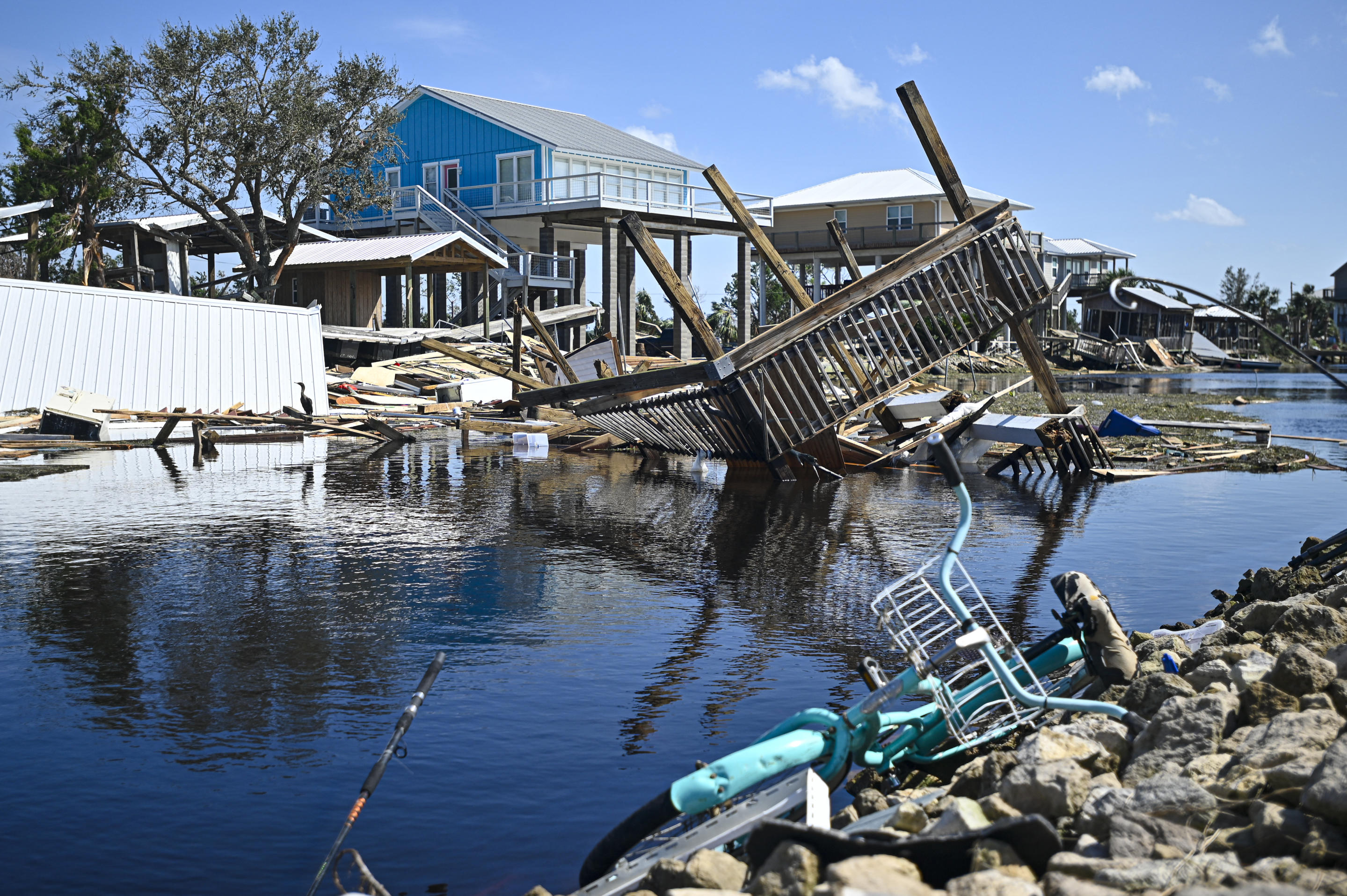 Una casa y muelles dañados tras el paso del huracán Helene por Keaton Beach, Florida, el 27 de septiembre de 2024. (Foto de Miguel J. Rodriguez Carrillo / AFP) (Foto de MIGUEL J. RODRIGUEZ CARRILLO/AFP via Getty Images)