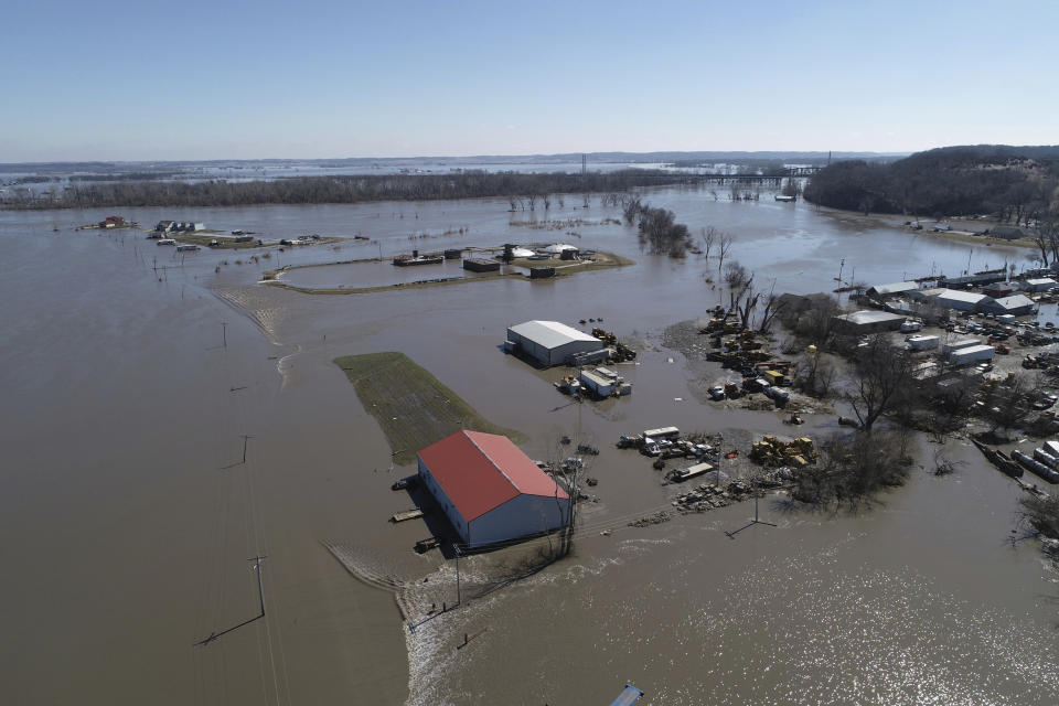 Fotografía aérea del 20 de marzo de 2019 de una inundación cerca del río Platte en Plattsmouth, Nebraska, en el sur de Omaha. (DroneBase vía AP)