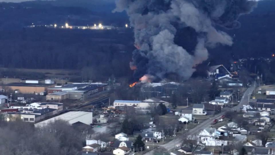 Colonne de fumée lors de la libération d'un produit toxique à East Palestine, dans l'Etat américain de l'Ohio, sur le site d'un déraillement d'un train, le 6 février 2022 - Capture d'écran CNN