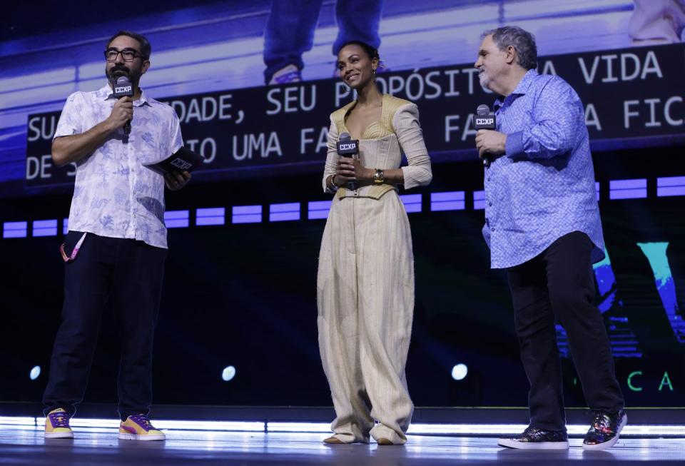 sao paulo, brazil   december 01 l r marcelo forlani, zoe saldana and jon landau during a panel of avatar for disney at the thunder stage during comic con experience, aka ccxp22, on december 1, 2022 in sao paulo, brazil photo by alexandre schneidergetty images for disney