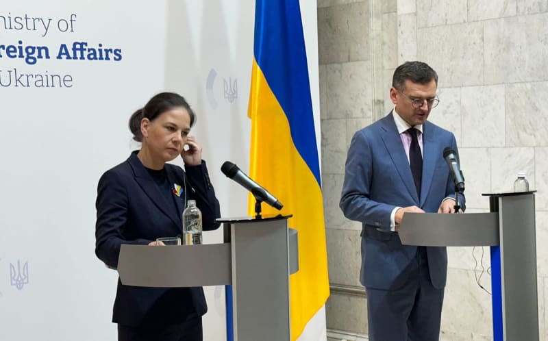 German Foreign Minister Annalena Baerbock (L) and her Ukrainian counterpart Dmytro Kuleba speaks during a press conference after their meeting. Jörg Blank/dpa