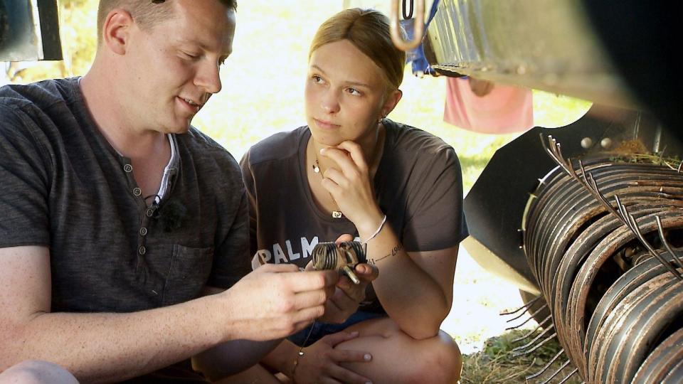 Als Erinnerung bekommt Anna einen Bohrer mit besonderer Gravur geschenkt: die Namen der beiden Turteltauben und das Datum werden mittels Laser verewigt. (Bild: RTL)