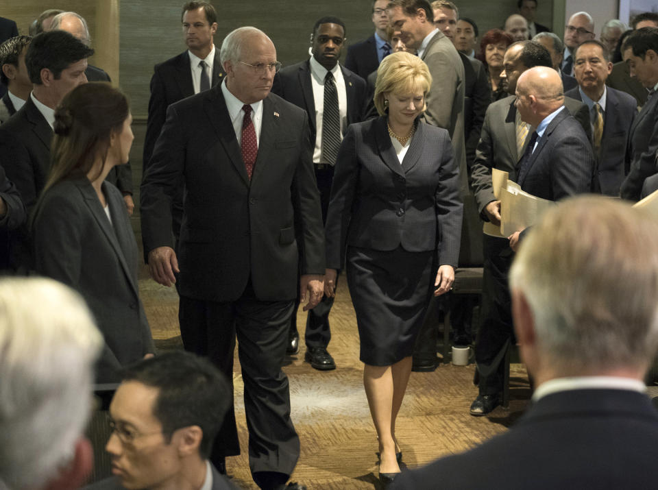 En esta imagen difundida por Annapurna Pictures, Christian Bale como Dick Cheney, a la izquierda, y Amy Adams como Lynne Cheney en una escena de "Vice". (Matt Kennedy/Annapurna Pictures vía AP)