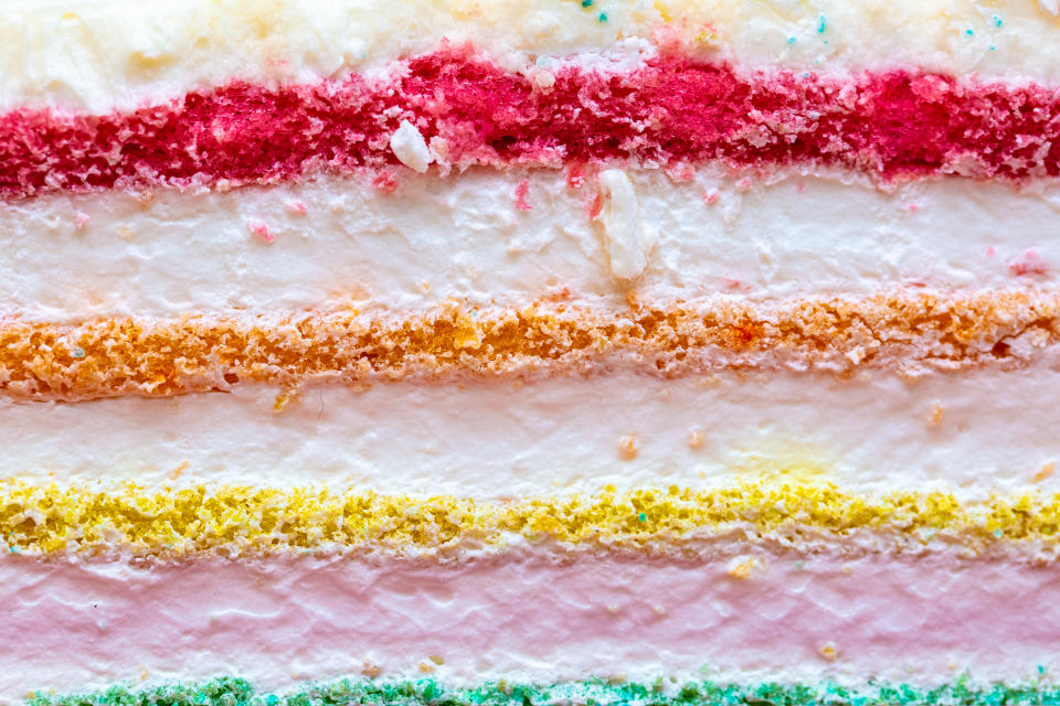 Ein riesiger, knallbunter Kuchen begeistert. (Symbolbild: Getty Images)