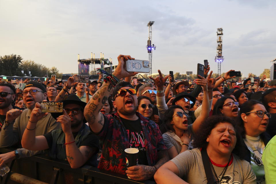 El público durante el concierto del a banda española Hombres G en el Festival Vive Latino en la Ciudad de México el domingo 17 de marzo de 2024. (Foto AP/Ginnette Riquelme)