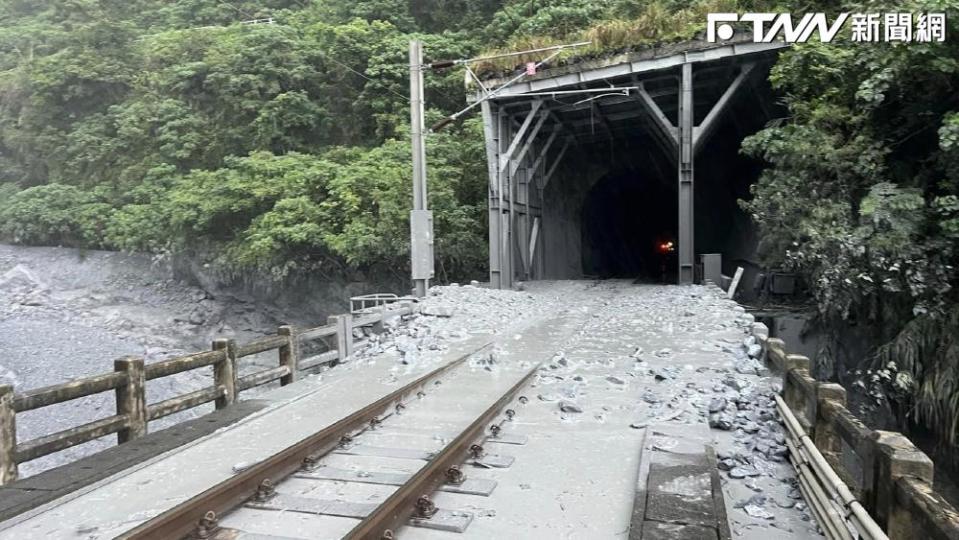 針對土石流造成風險，台鐵將增設土石溢流告警系統，以及CCTV人工監控等措施。（圖／傅崐萁臉書）