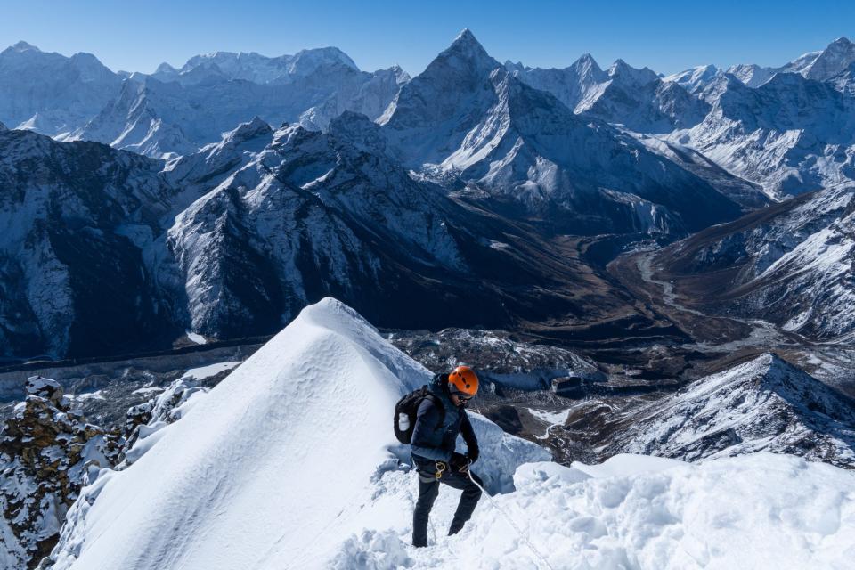 Schütz auf dem Gipfel des Lobuche East in 6119 Metern Höhe. - Copyright: Viktor Schütz