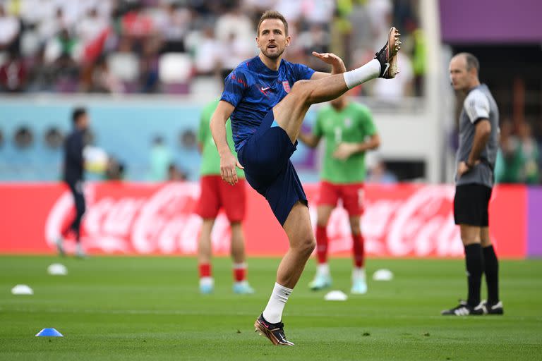 Harry Kane, capitán de la Selección Inglesa, entra en calor en la previa al partido contra Irán en el Estadio Internacional de Jalifa