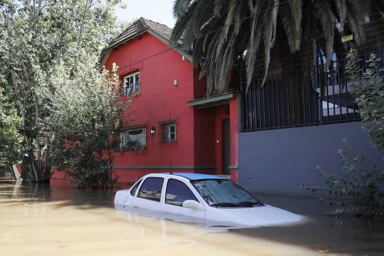 Un auto tapado por el agua, en Tigre