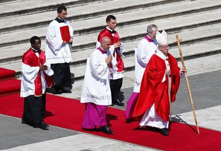 Pope Francis leads the Palm Sunday Mass in Saint Peter's Square at the Vatican April 9, 2017. REUTERS/Tony Gentile