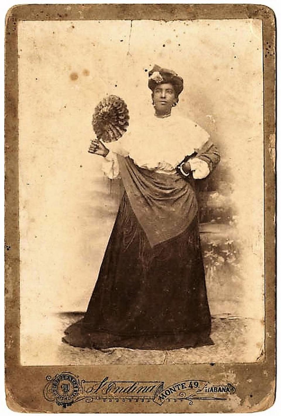 Daguerrotipo de dama negra posando con un abanico ca. 1870-1879 por S. Ondina, Monte 49, Habana.  