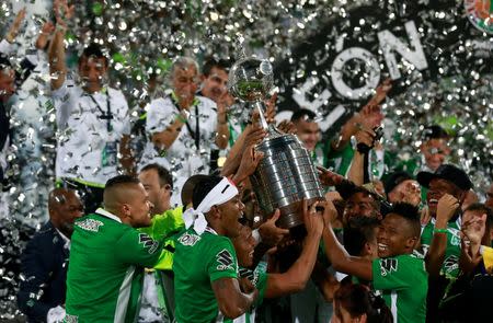 Fútbol - Atlético Nacional vs Independiente del Valle - Copa Libertadores - Final - Colombia – Estadio Atanasio Girardot, Medellín, Colombia, 27/7/16- Jugadores de Atlético Nacional celebran con el trofeo después de vencer a Independiente del Valle en la final de la Copa Libertadores. Atlético Nacional de Colombia se coronó el miércoles campeón de la Copa Libertadores de América tras derrotar por 1-0 a Independiente del Valle de Ecuador, un triunfo que le permitió ganar por segunda vez en su historia el máximo torneo del fútbol continental a nivel de clubes. REUTERS/Fredy Builes