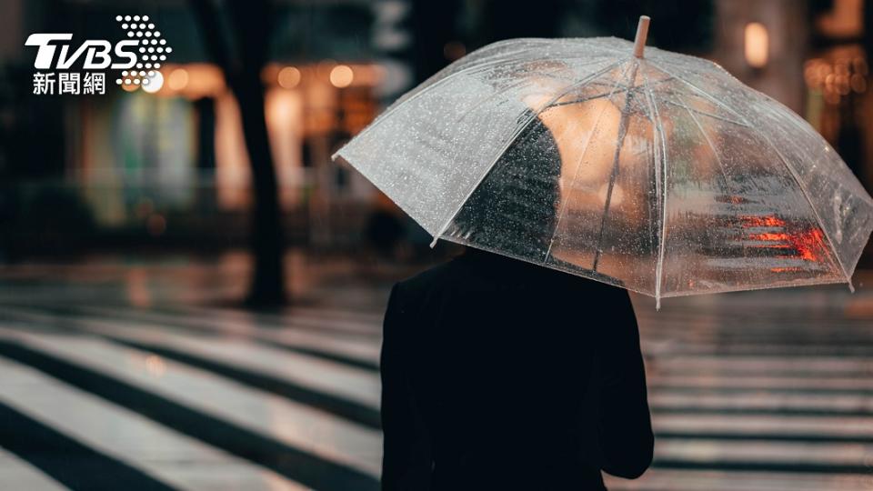 明日台灣迎風面東半部地區有局部短暫雨。（示意圖／shutterstock達志影像）