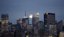 La luna se ve en un atardecer detrás de la línea de rascacielos del midtown Manhattan en Nueva York. Gary Hershorn/Reuters