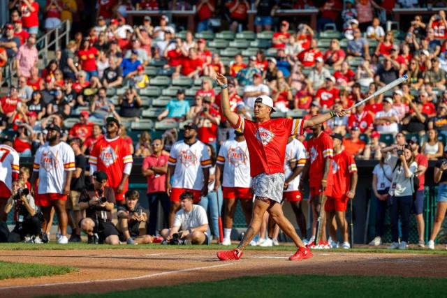 Chiefs' Patrick Mahomes near-flawless at Marquez Valdes-Scantling's charity  softball game