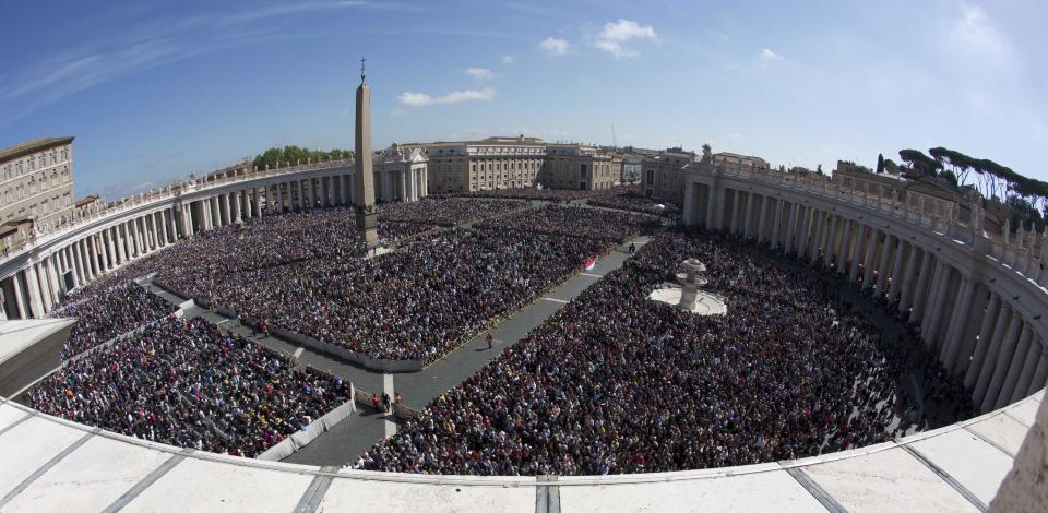 Esta imagen tomada con un gran angular de la multitud que se congregó en la Plaza de San Pedro durante la misa de Pascua del papa Franciasco en el Vaticano, el domingo 20 de abril de 2014. (Foto AP/Alessandra Tarantino)