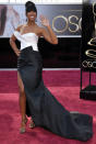 Sängerin Kelly Rowland setzte auf Schwarz-Weiß von Donna Karan Atelier. Na, wenn sich da kein „Leg Bombing“-Moment à la Angelina Jolie anbahnt!