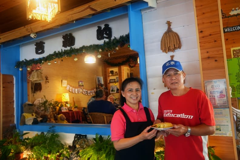 薩秀蓮（左）開設早餐店提供免費愛心餐，媳婦也在她的鼓勵下成為伯拉罕照服員。右為薩秀蓮的丈夫。陳之俊攝