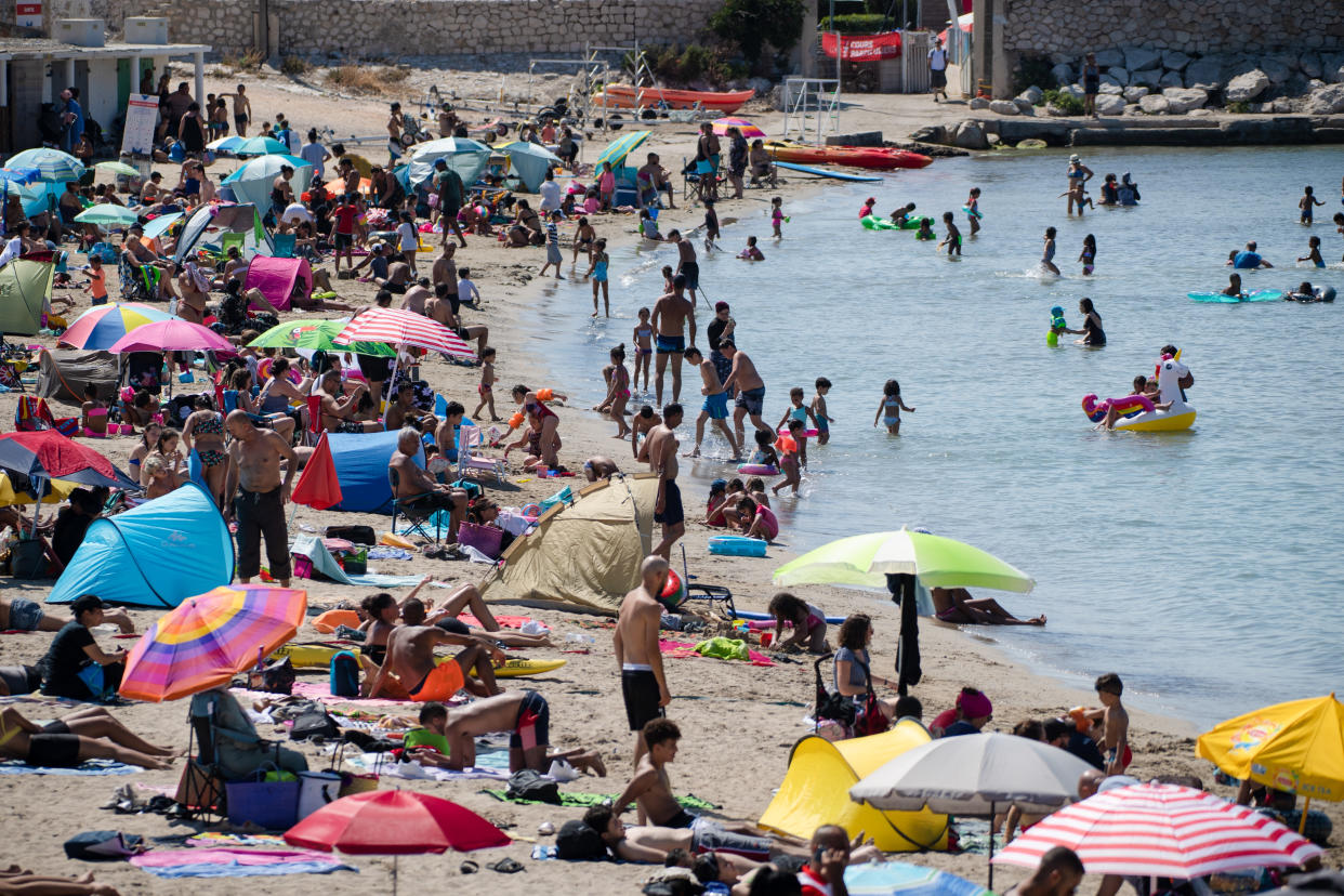 La plage de la Pointe Rouge, à Marseille. (Photo by CLEMENT MAHOUDEAU / AFP)