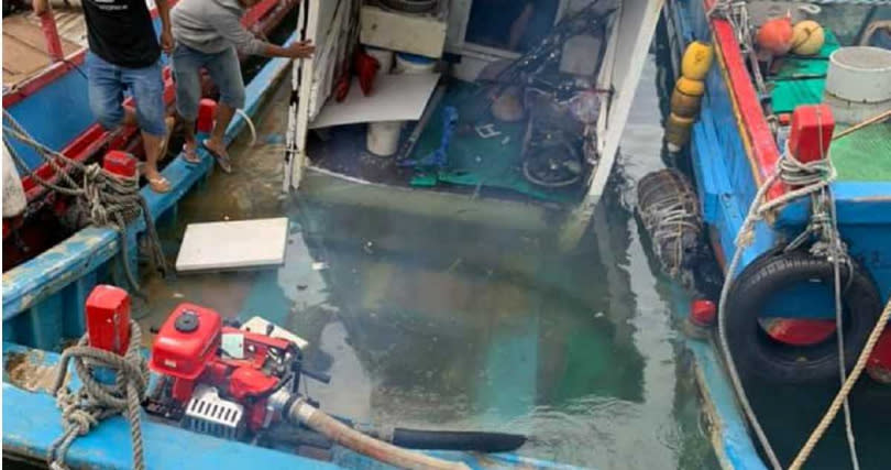 綠島一艘漁船嚴重積水。（圖／翻攝自臉書）