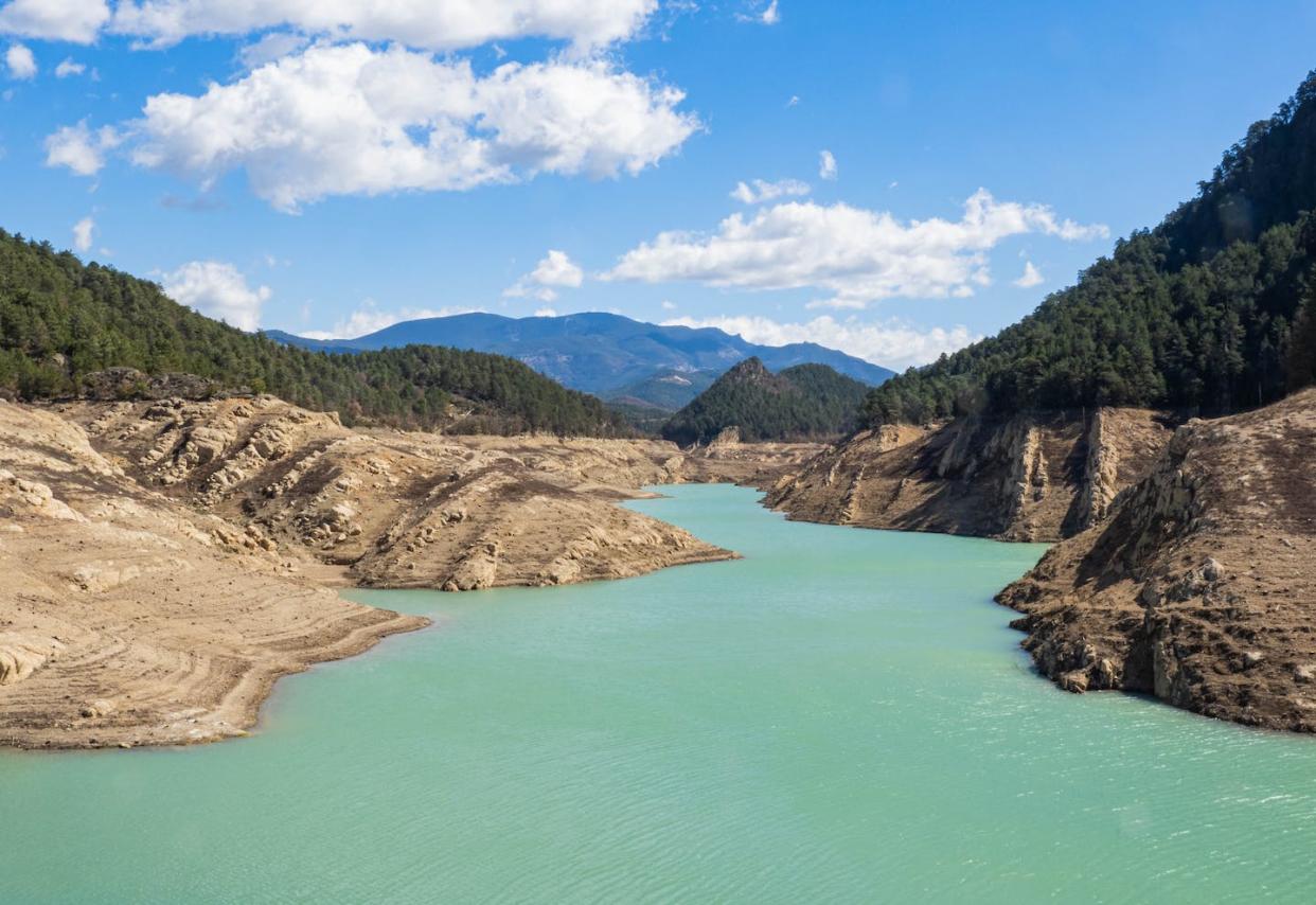 Sequía en el pantano de La Llosa del Cavall en Sant Llorenç de Morunys, Lleida. <a href="https://www.shutterstock.com/es/image-photo/drought-swamp-llosa-del-cavall-sant-2283745709" rel="nofollow noopener" target="_blank" data-ylk="slk:JSF3 / Shutterstock;elm:context_link;itc:0;sec:content-canvas" class="link ">JSF3 / Shutterstock</a>