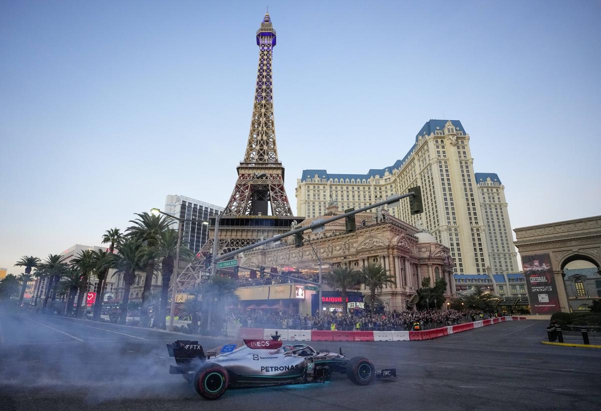 Why Formula 1 Was a Wild Success in Las Vegas, Despite Ticket Slump -  Bloomberg