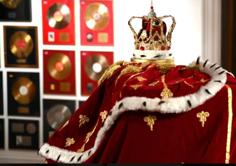 La corona y la capa de Freddie Mercury, usadas durante la gira Magic, de Queen, en 1986