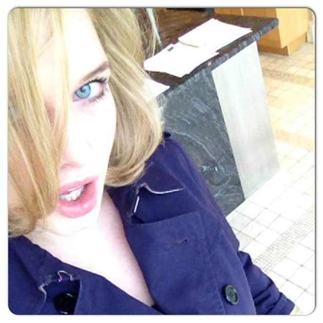 Sexy Helen Flanagan pics: The actress gets a haircut. Naturally shares with the world. [Twitter]