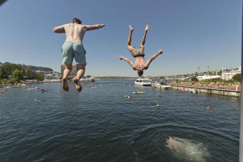 6月27日，熱浪侵襲美國西雅圖，2名男子跳進西雅圖聯合湖裡（美聯社）