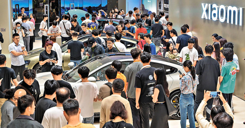 小米上周四發布首款電動車SU7，開售數天已吸引逾十萬人落「大訂」，現在加上「零元出車」新政策，勢進一步刺激銷情。（中新社資料圖片）