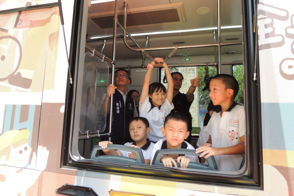 學童搭乘公車，實際體驗公車視野死角問題
