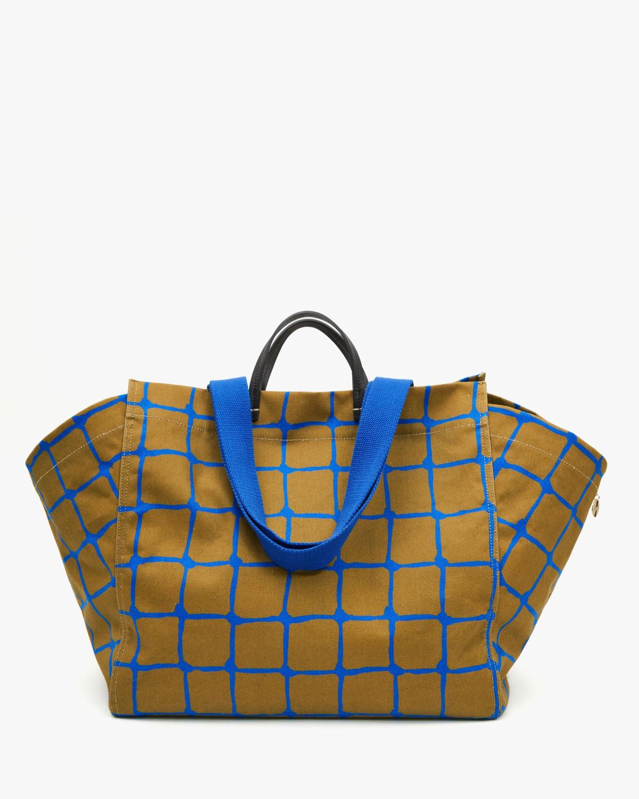 <p><a href="https://go.redirectingat.com?id=74968X1596630&url=https%3A%2F%2Fwww.clarev.com%2Fproducts%2Fracquet-tote-autumn-khaki-canvas-w-cobalt-net-print%3Fgad_source%3D1%26gclid%3DCj0KCQjw0_WyBhDMARIsAL1Vz8sVqMRMI8BQBWsFd0SeaxTOjkJvWIBjpBwfcFKvyG3W0SjQKTVFhPYaAmT5EALw_wcB&sref=https%3A%2F%2Fwww.townandcountrymag.com%2Fleisure%2Fsporting%2Fg60980390%2Fbest-pickleball-bags%2F" rel="nofollow noopener" target="_blank" data-ylk="slk:Shop Now;elm:context_link;itc:0;sec:content-canvas" class="link rapid-noclick-resp">Shop Now</a></p><p>Clare V. x Racquet Magazine Racquet Tote</p><p>clarev.com</p><p>$265.00</p><span class="copyright">Courtesy of Clare V</span>