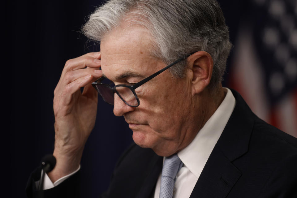 WASHINGTON, DC - 2 DE NOVIEMBRE: El presidente de la Junta de la Reserva Federal de EE. UU., Jerome Powell, pronuncia un discurso de apertura durante una conferencia de prensa posterior a la reunión del Comité Federal de Mercado Abierto (FMOC) en la sede del banco el 2 de noviembre de 2022 en Washington, DC.  En un movimiento para combatir la inflación, Powell anunció que la Reserva Federal está elevando las tasas de interés en tres cuartos de punto porcentual, que es el sexto aumento de tasas este año y la cuarta vez consecutiva en tales tasas.  (Foto de Chip Somodevila/Getty Images)