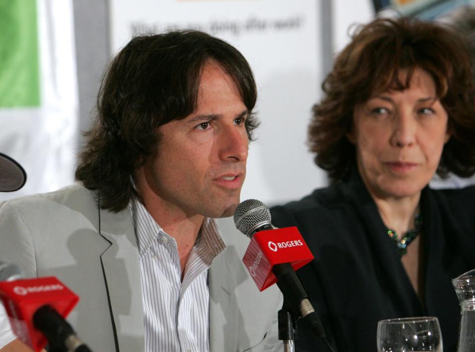 Lily Tomlin looking over at David during a press conference