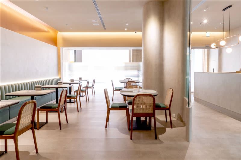 餐廳內藉由長虹玻璃的獨有質感，搭配靜謐的不飽和色調，營造暖心、通透又保有隱密性的用餐環境。（圖／品牌業者提供）