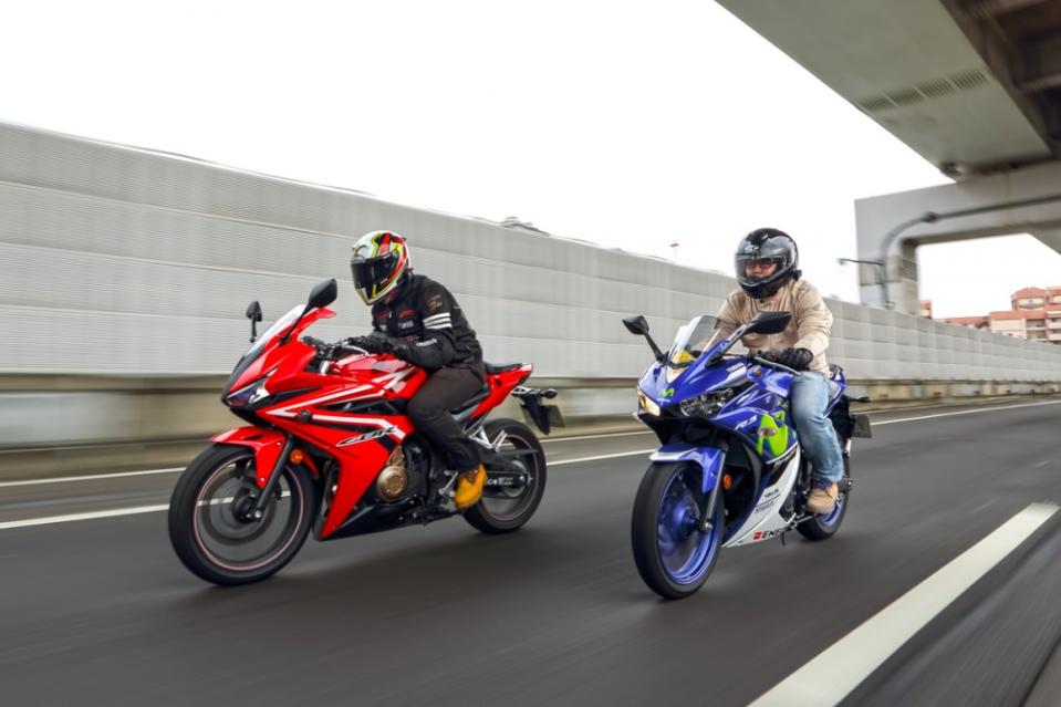 若將場景轉移至快速道路，CBR500R充沛的動力能輕易應付加速、超車需求，相對R3在此則顯得弱勢許多