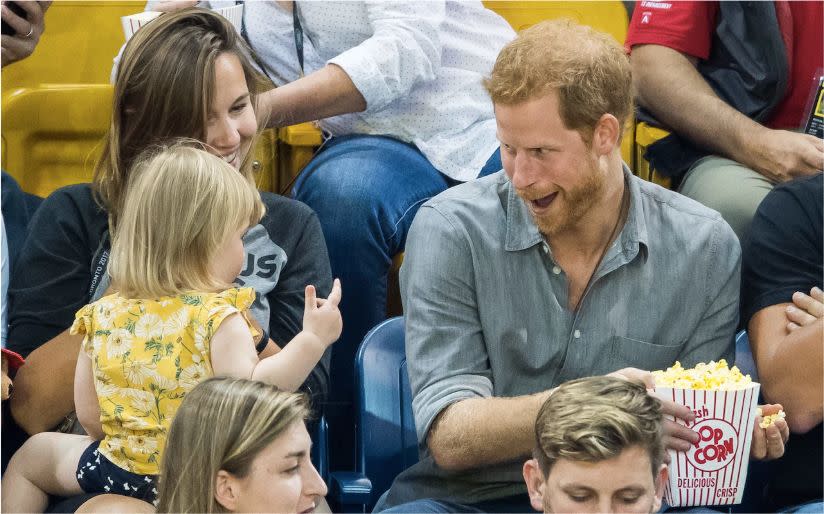 Prince Harry goofs around with a child trying to steal his popcorn at the Invictus Games on Sept. 28, 2017.&nbsp; (Photo: )