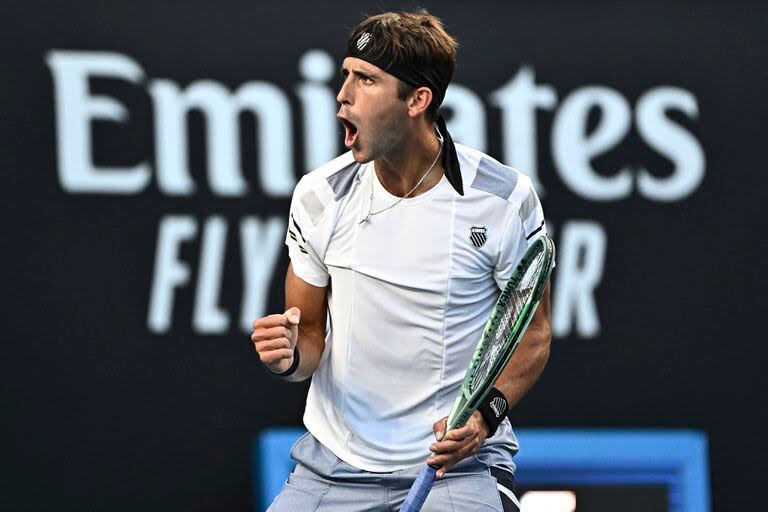 Tomás Etcheverry logró un gran triunfo ante Gael Monfils en el Australian Open